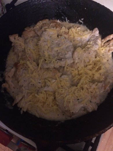 Куриная грудка в сметанном соусе с сыром. - Шаг 8