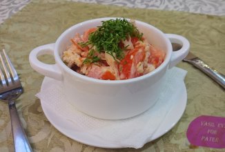 Лёгкий салат с копченой грудкой и свежими томатами