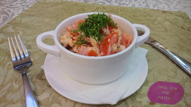 Лёгкий салат с копченой грудкой и свежими томатами