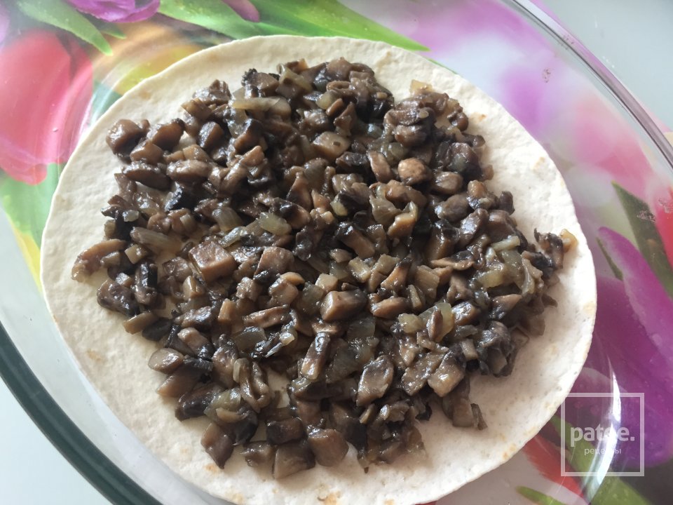 Тортилья с курицей и грибами - Шаг 5