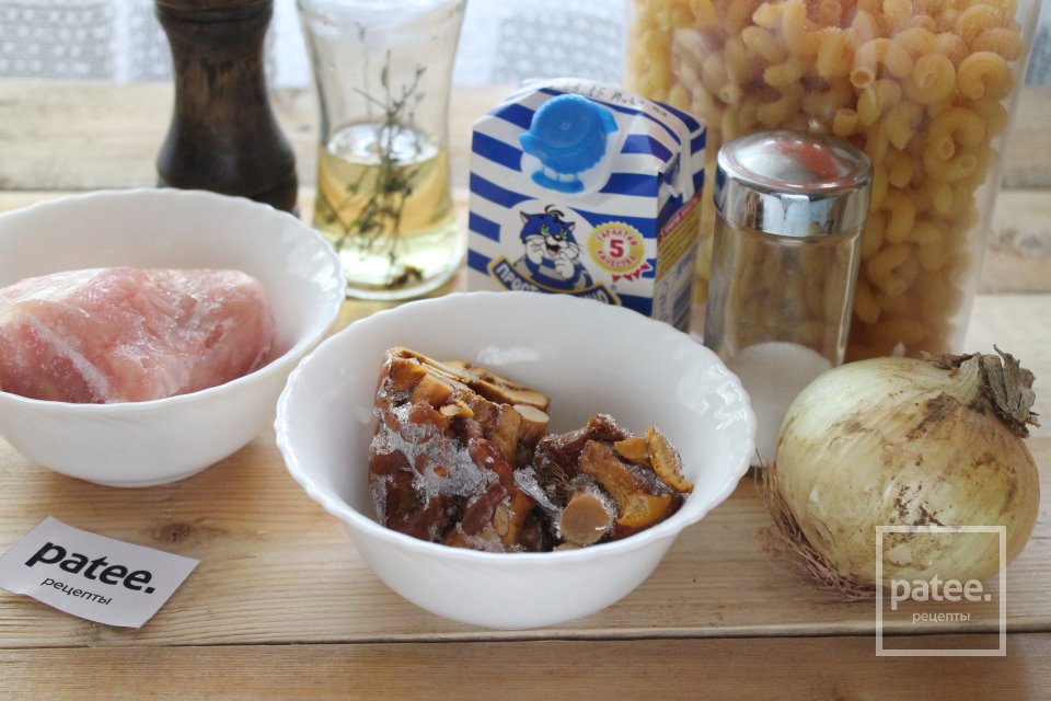 Паста с курицей и грибами в сливочном соусе - Шаг 1