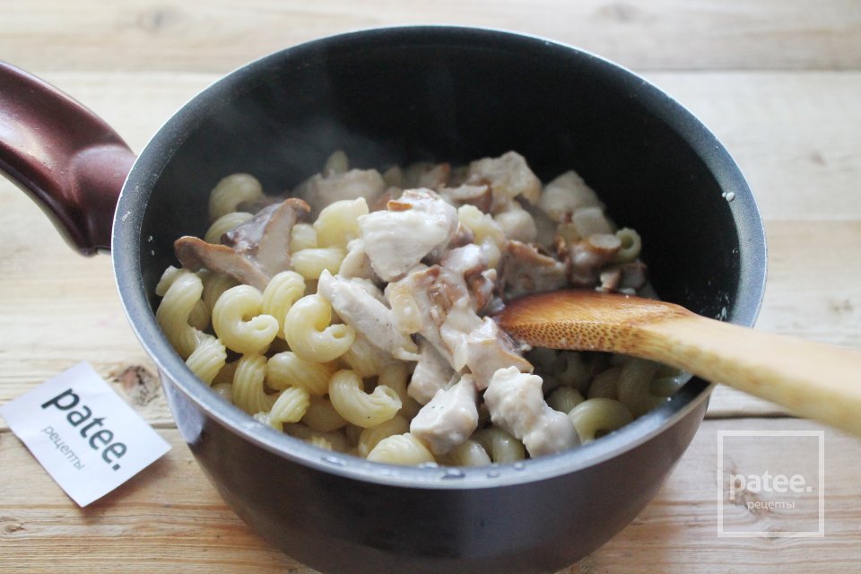 Паста с курицей и грибами в сливочном соусе - Шаг 16