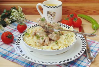 Свинина тушеная в соусе из брусничного варенья