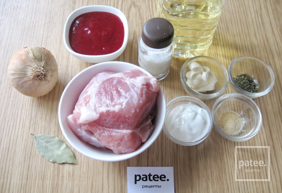 Свинина тушеная в соусе из брусничного варенья - Шаг 1