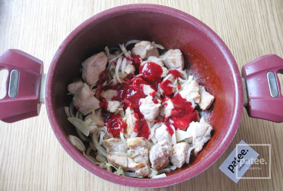 Свинина тушеная в соусе из брусничного варенья - Шаг 6