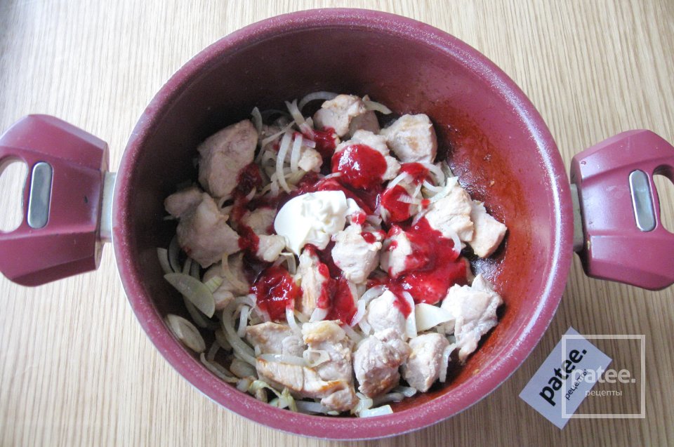 Свинина тушеная в соусе из брусничного варенья - Шаг 7