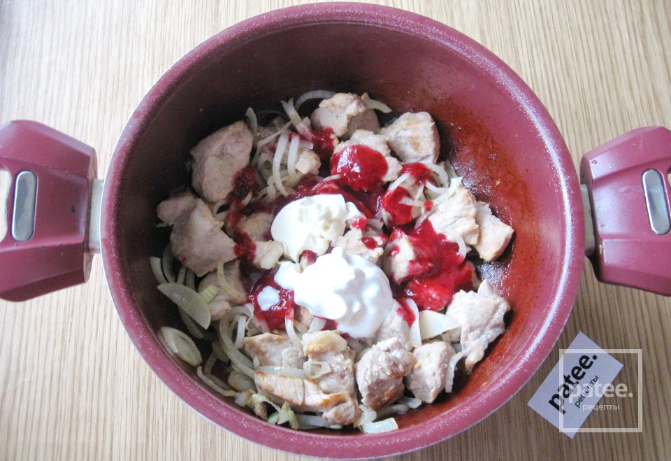 Свинина тушеная в соусе из брусничного варенья - Шаг 8