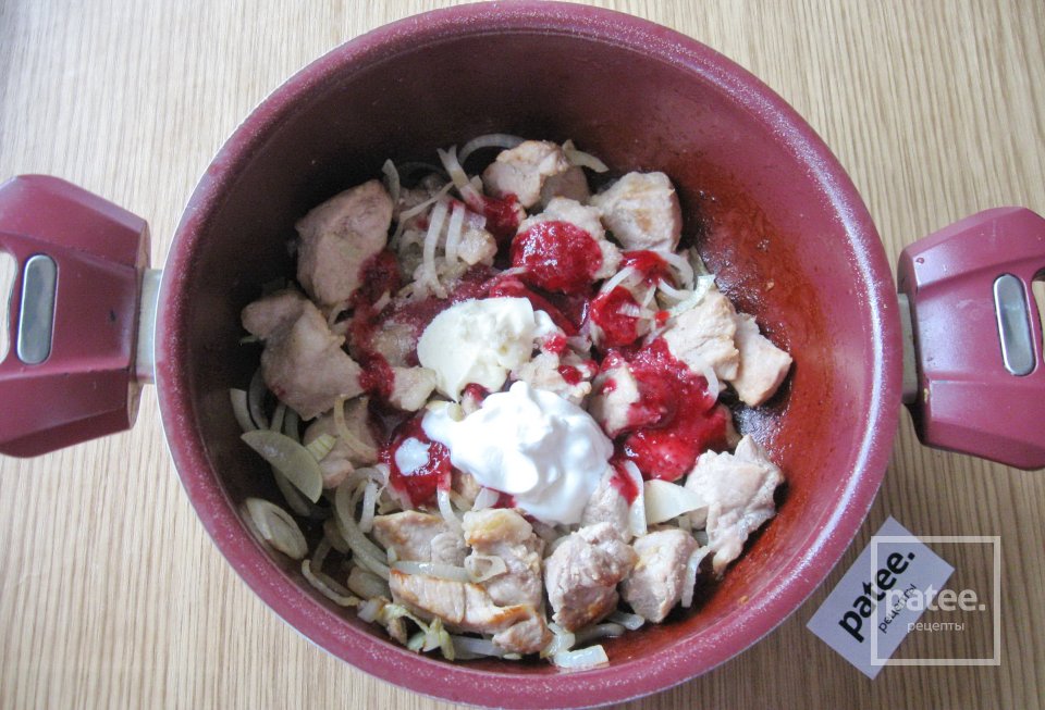 Свинина тушеная в соусе из брусничного варенья - Шаг 9