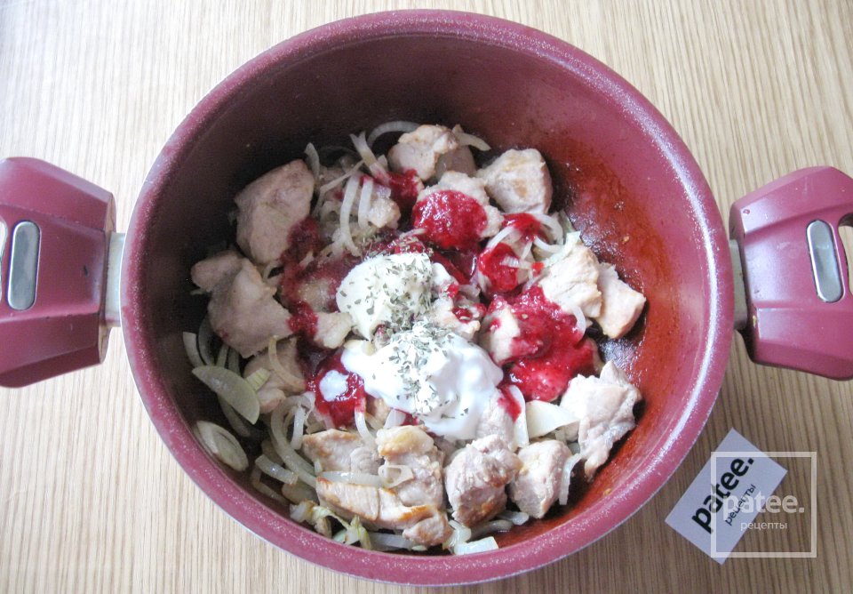 Свинина тушеная в соусе из брусничного варенья - Шаг 10