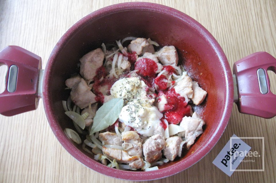 Свинина тушеная в соусе из брусничного варенья - Шаг 12