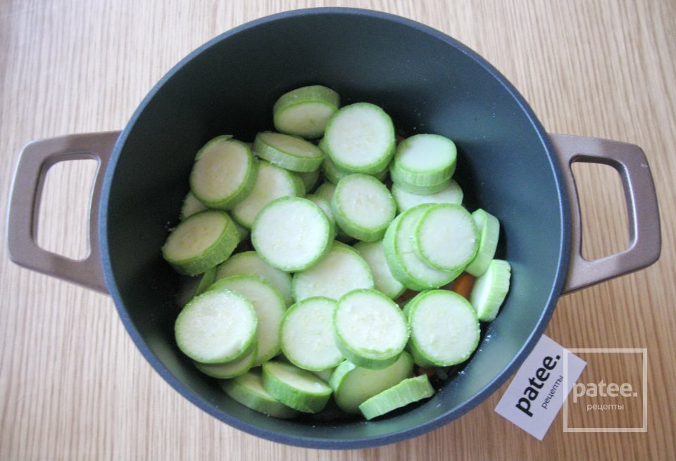 Куриные фрикадельки с кабачками в сливочном соусе - Шаг 11