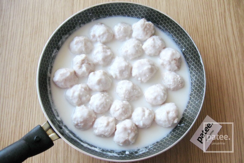 Куриные фрикадельки с кабачками в сливочном соусе - Шаг 17