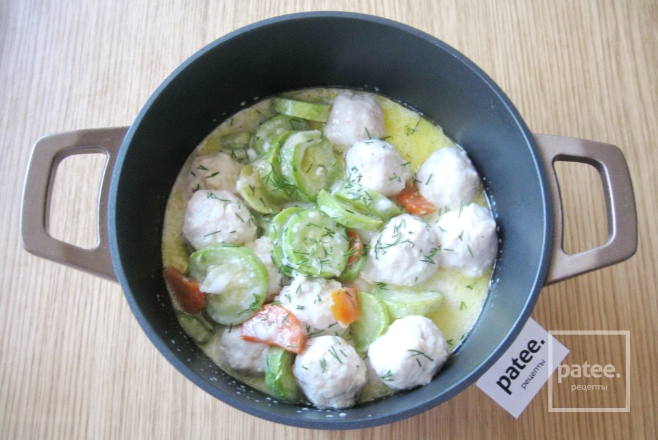 Куриные фрикадельки с кабачками в сливочном соусе - Шаг 18
