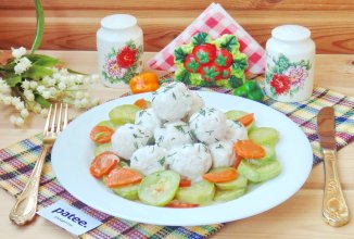 Куриные фрикадельки с кабачками в сливочном соусе