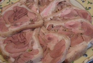 Рулет из свиной рульки с говядиной