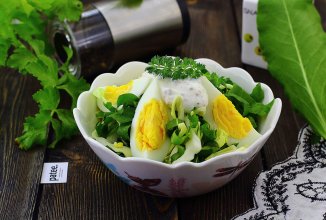 Салат со щавелем и свежими огурцами