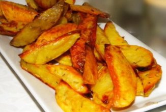 Картофельные дольки с розмарином и базиликом.