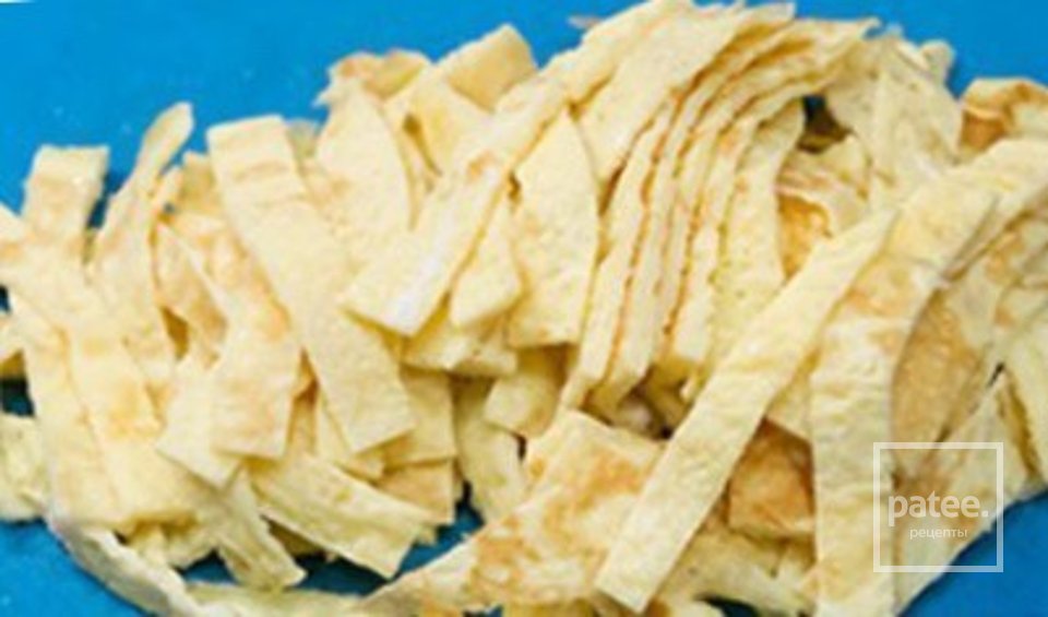 Капустный салат с курицей и яичными блинчиками - Шаг 1