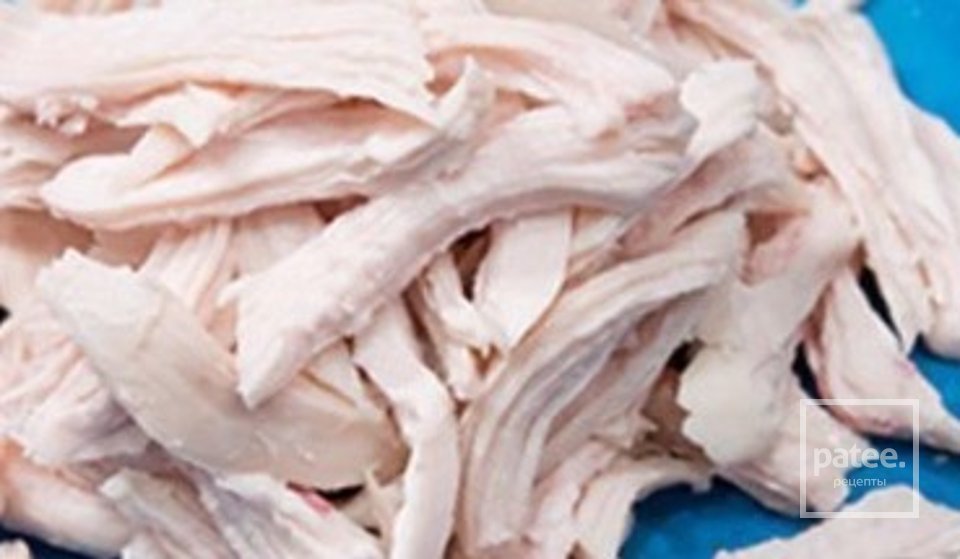 Капустный салат с курицей и яичными блинчиками - Шаг 2