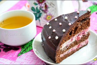 Шикарный шоколадный торт с малиной и сливками