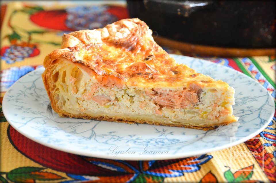 Приготовление вкусного пирога из слоеного теста с лососем