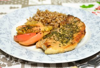 Отбивные из свинины с тимьяном и яблоками