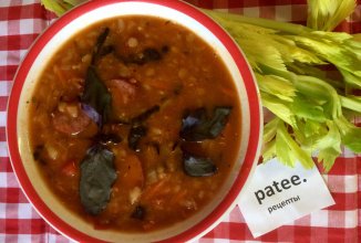 Итальянский суп с чечевицей и охотничьими колбасками.