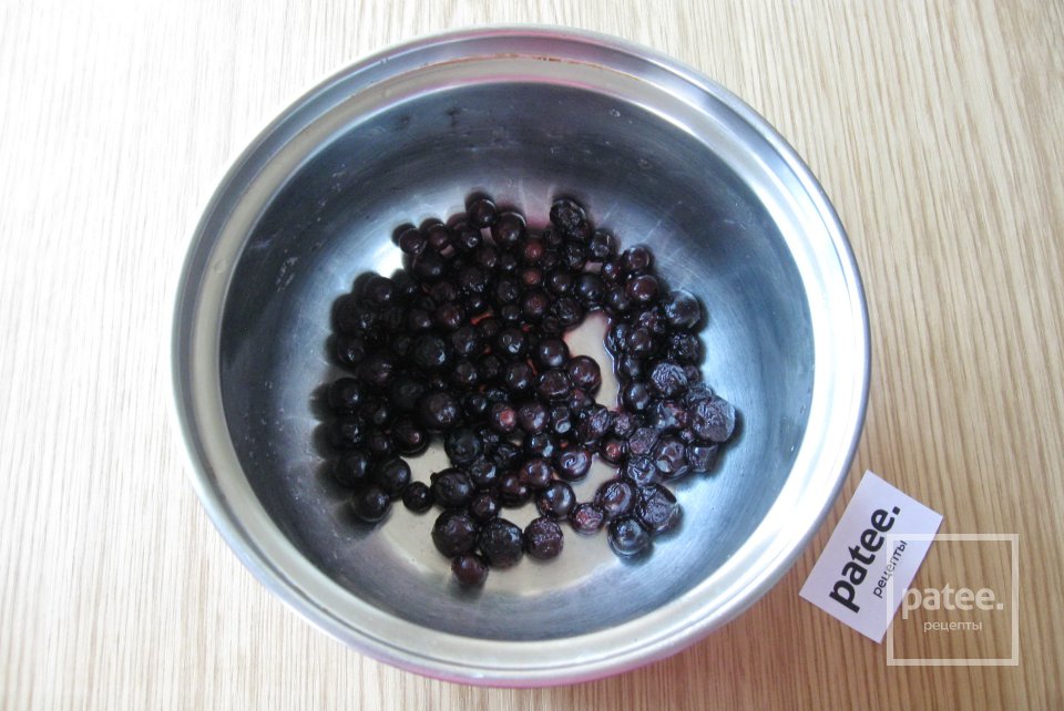 Манная каша без комочков с соусом из черной смородины - Шаг 9