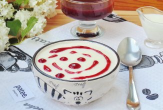 Манная каша без комочков с соусом из черной смородины