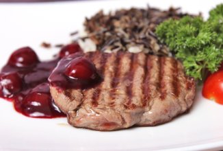 Стейк с вишнёвым соусом