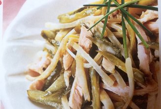 Салат с копчёной курицей и сельдереем.