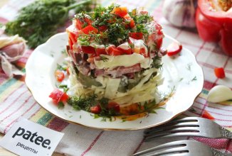 Салат из свежей капусты с копченой колбасой и сладким перцем