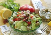 Зеленый салат с копченой грудинкой