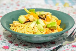 Спагетти с курицей и авокадо