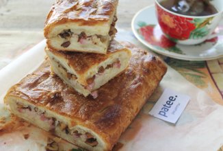 Пирог с грибами и копчёной грудинкой