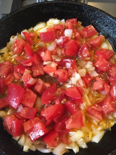 "Кипрский поцелуй" 😘Жареный в томатах и луке сыр халуми. - Шаг 4