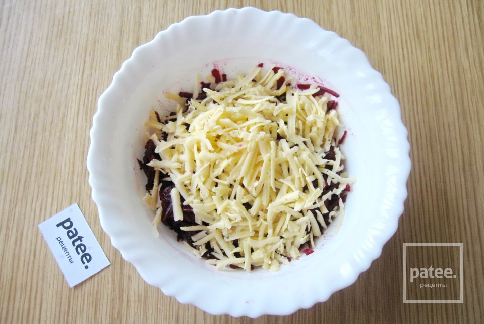 Салат со свеклой и крабовыми палочками - Шаг 4