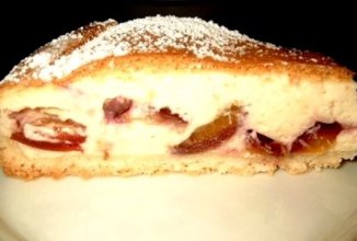 Пирог творожный со сливами