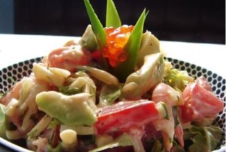 Картофельный салат с яблоками и копченой скумбрией