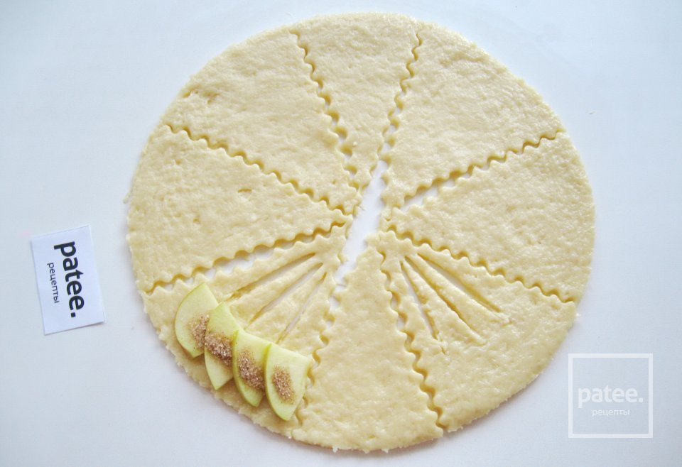 Конвертики из творожного теста с яблоками - Шаг 11