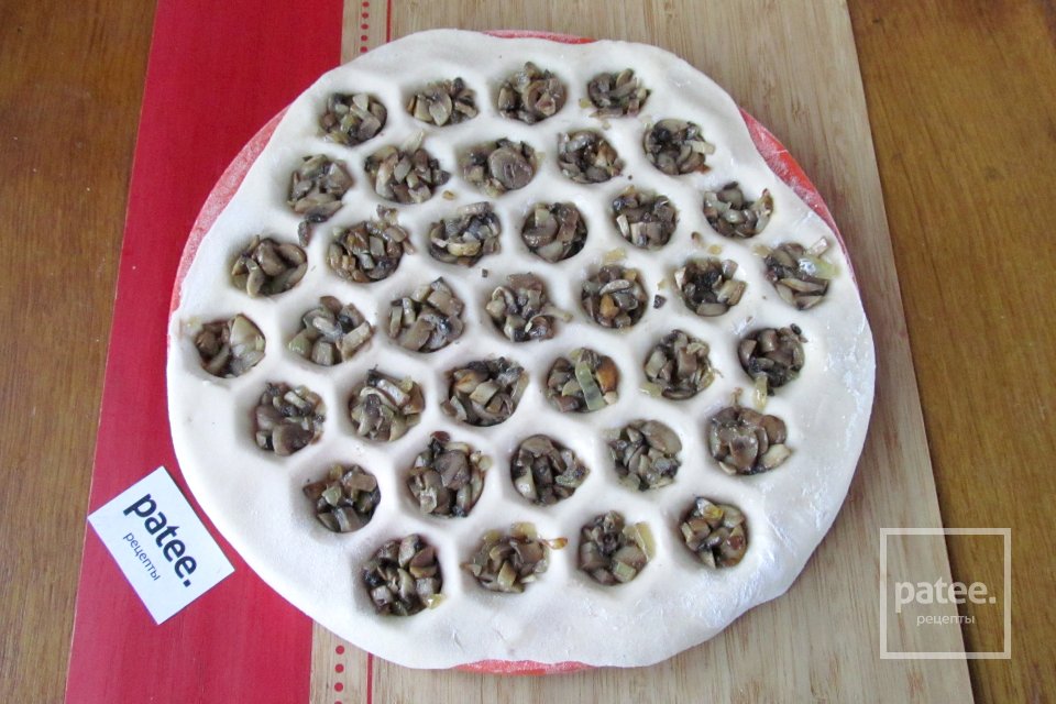 Пельмени с грибами - Шаг 13