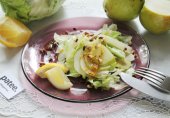 Легкий салат с грушей, сыром и кедровыми орешками