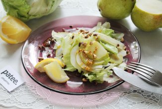 Легкий салат с грушей, сыром и кедровыми орешками