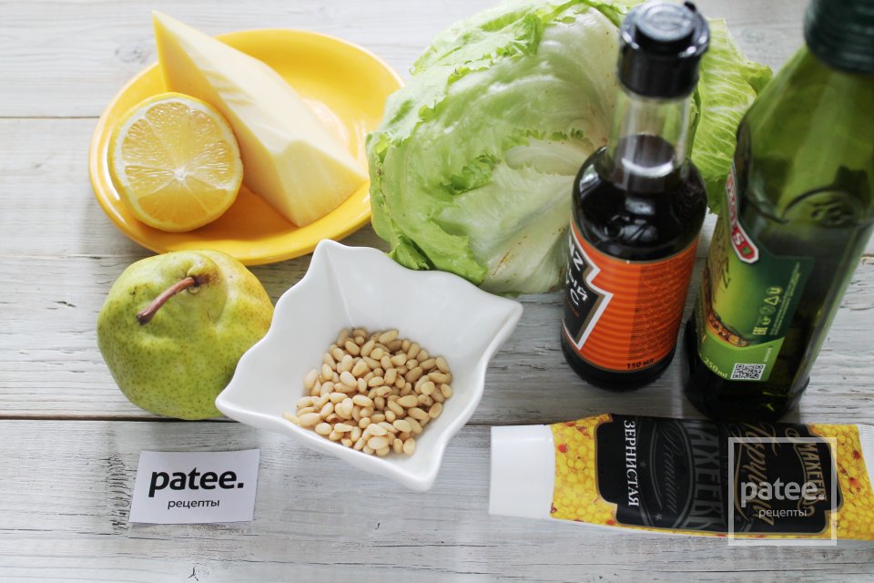 Легкий салат с грушей, сыром и кедровыми орешками - Шаг 1