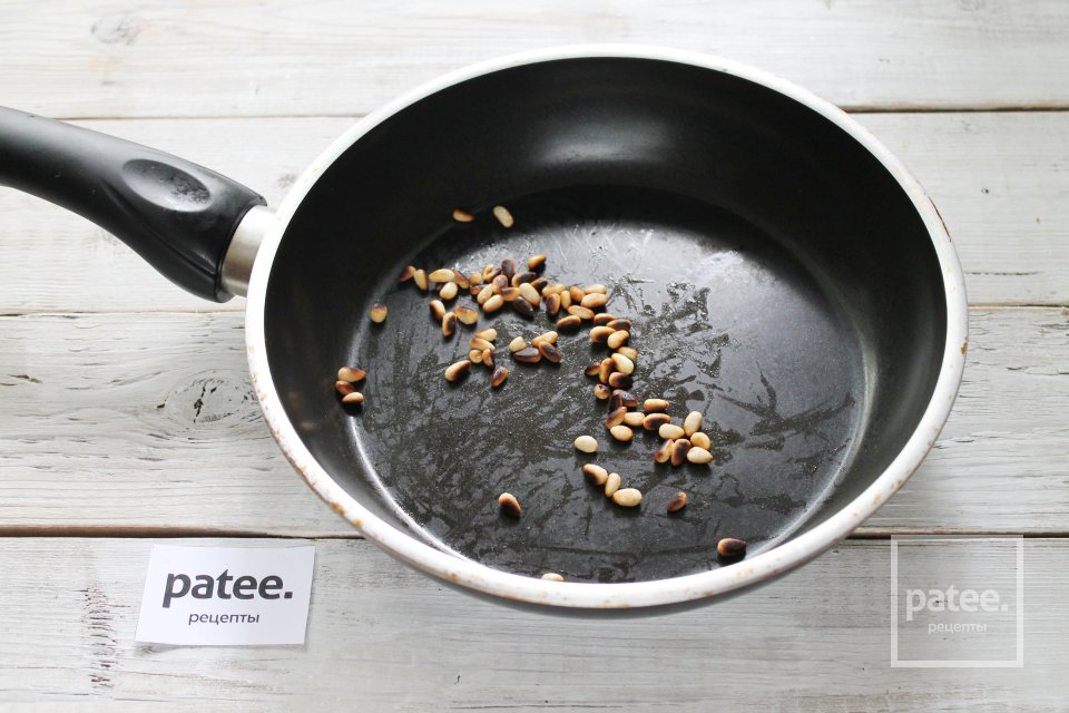 Легкий салат с грушей, сыром и кедровыми орешками - Шаг 6