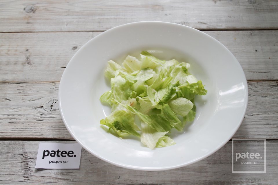 Легкий салат с грушей, сыром и кедровыми орешками - Шаг 7