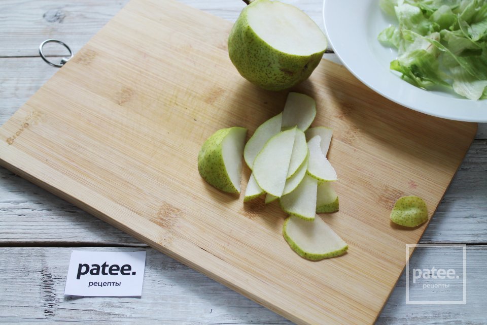 Легкий салат с грушей, сыром и кедровыми орешками - Шаг 8