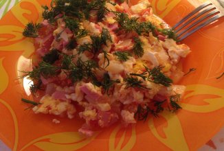 Омлет с помидорами и зелёным луком.