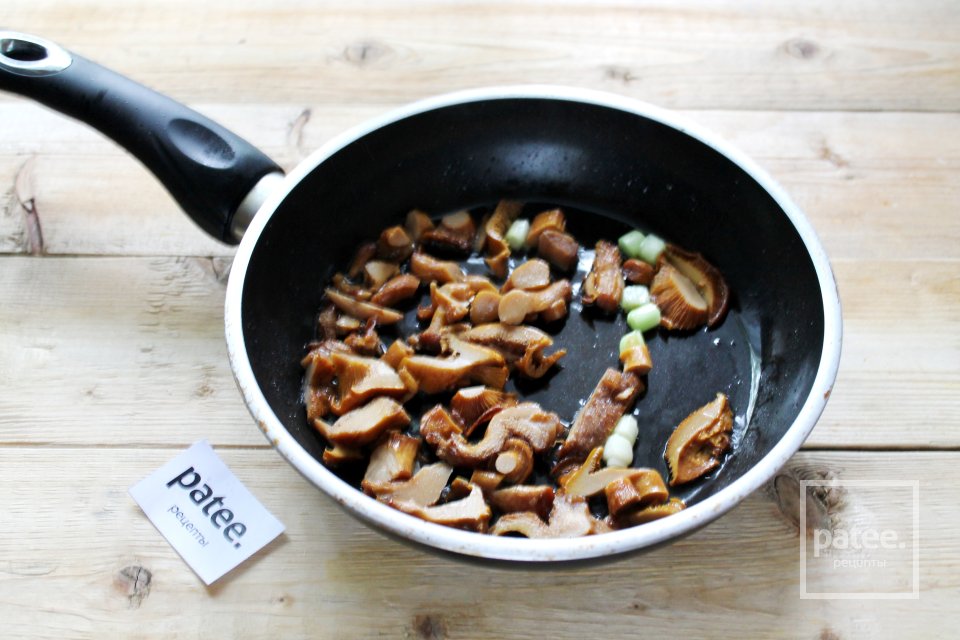 Теплый салат с молодым картофелем и лисичками - Шаг 4