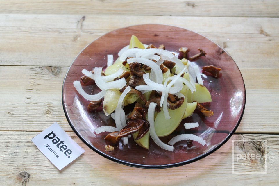 Теплый салат с молодым картофелем и лисичками - Шаг 16